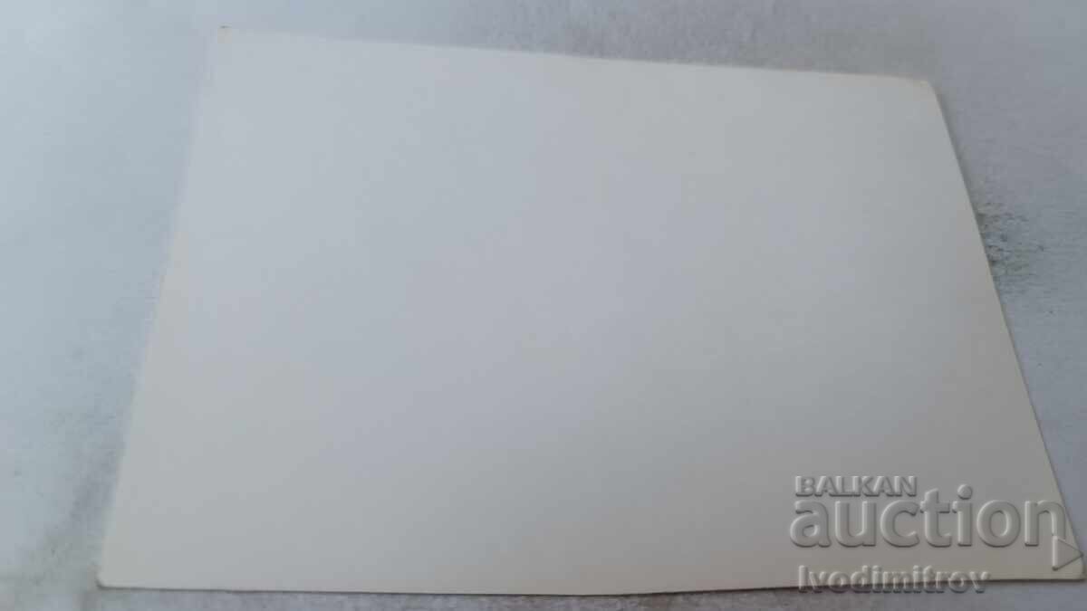 Φωτογραφία Άνδρας και νεαρό κορίτσι στην παραλία με τιμή 1.55 BGN | € 0.79