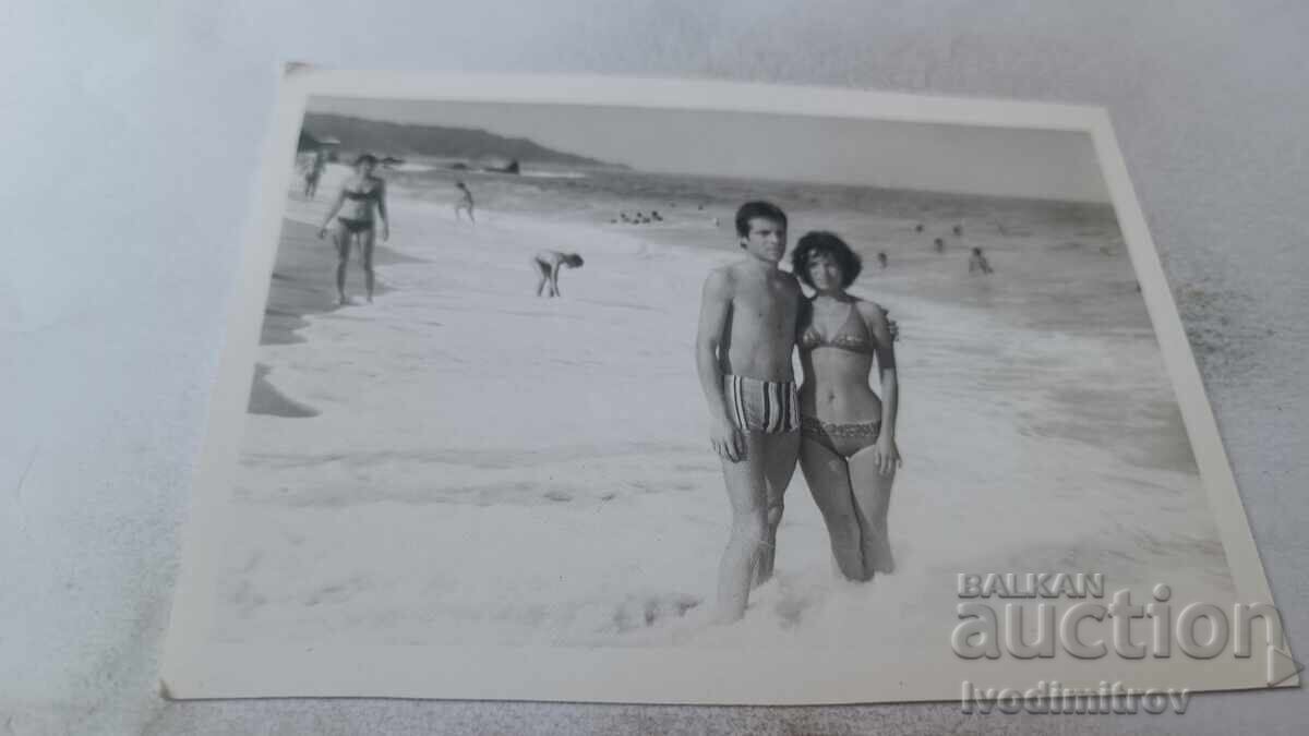 Φωτογραφία Άνδρας και νεαρό κορίτσι στην παραλία