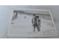 Φωτογραφία Άνδρας και νεαρό κορίτσι στην παραλία