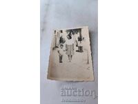 Fotografie Sofia O femeie și un băiețel pe trotuar