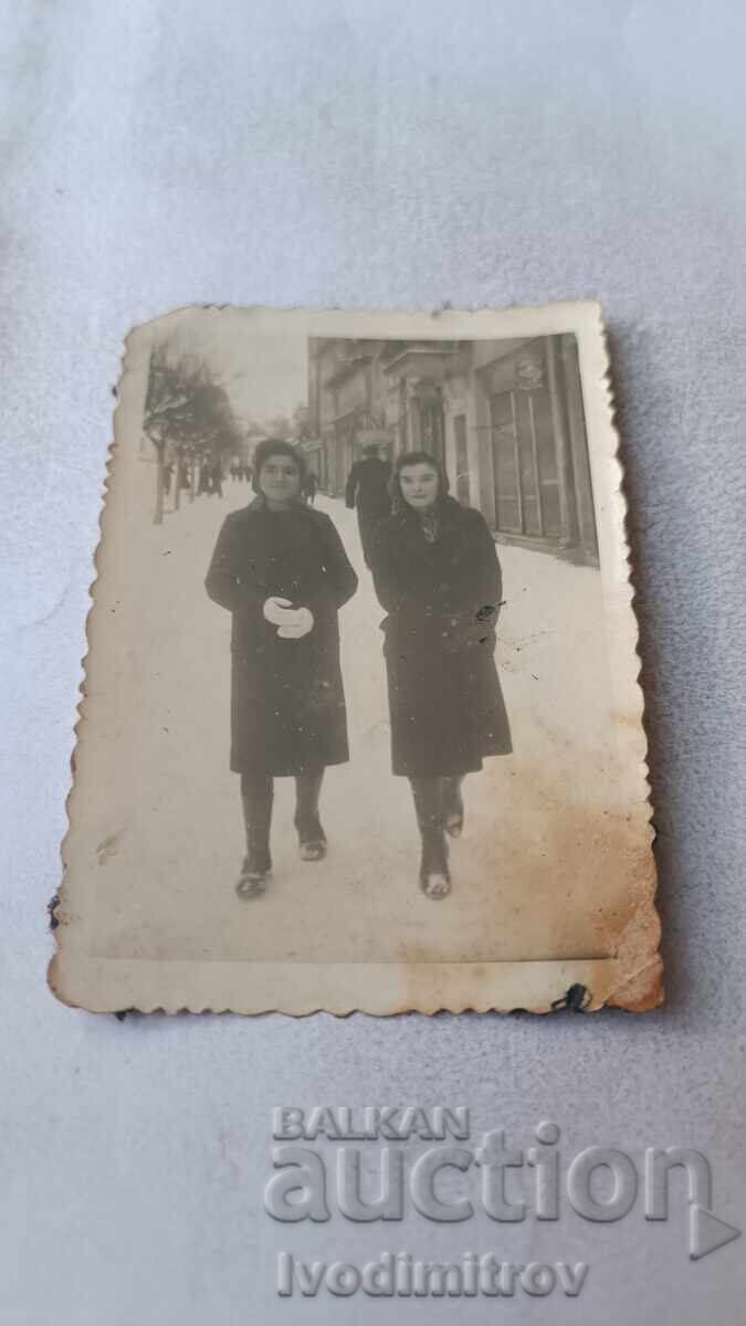 Φωτογραφία Σόφια Δύο νεαρές γυναίκες στον δρόμο τον χειμώνα