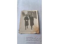 Φωτογραφία Σόφια Δύο νεαρές γυναίκες στον δρόμο τον χειμώνα