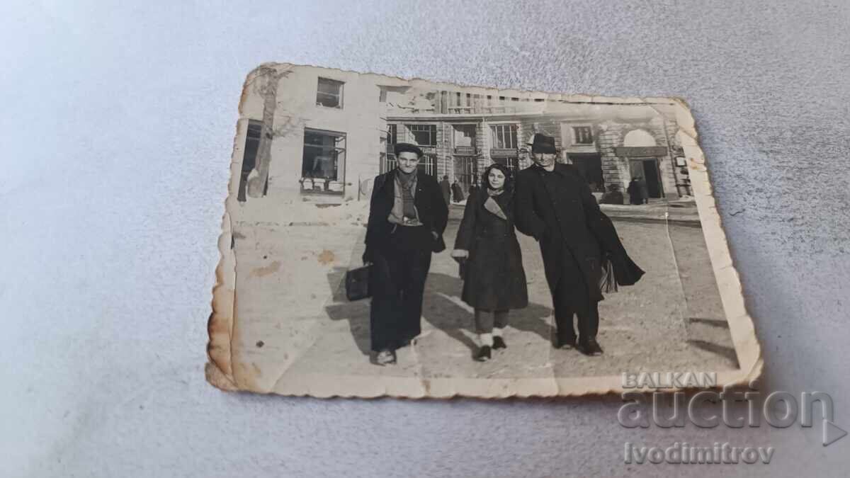 Photo Sofia Two men and a young girl on a walk Photo Sofia Two men and a young girl on a walk