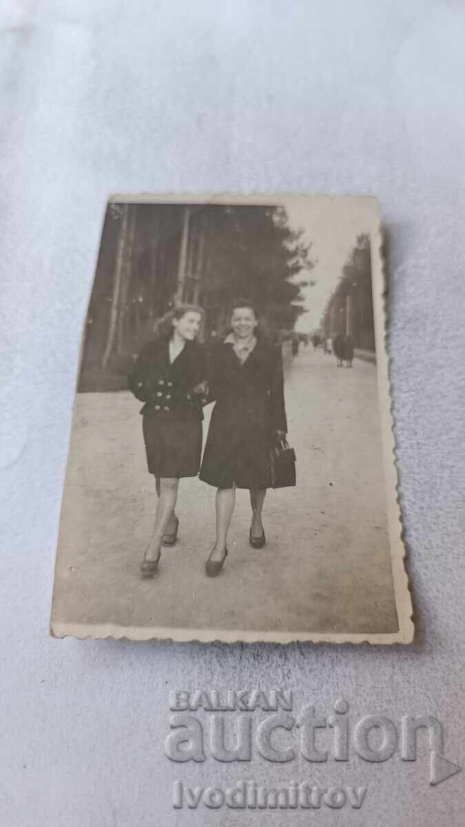 Fotografie Sofia Două fete tinere în parc Fotografie Sofia Două fete tinere în parc