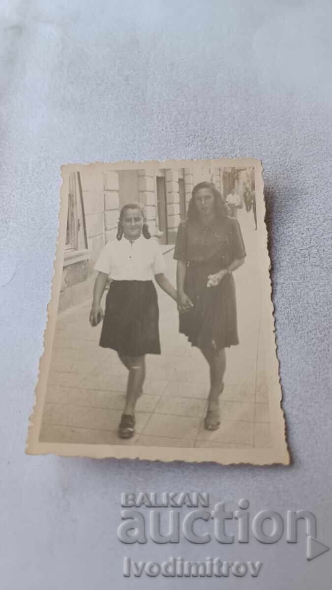 Φωτογραφία Σοφία Δύο νεαρά κορίτσια για μια βόλτα Φωτογραφία Σοφία Δύο νεαρά κορίτσια για μια βόλτα