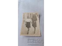 Φωτογραφία Σοφία Δύο νεαρά κορίτσια για μια βόλτα