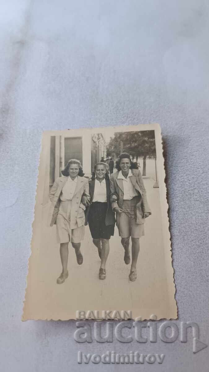 Φωτογραφία Σοφία Τρία νεαρά κορίτσια σε μια βόλτα