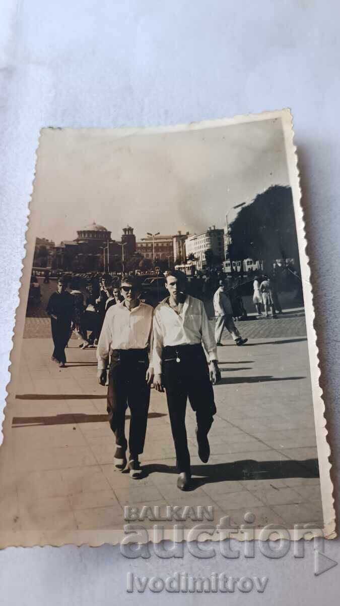 Снимка София Двама млади мъже пред Съдебната палата