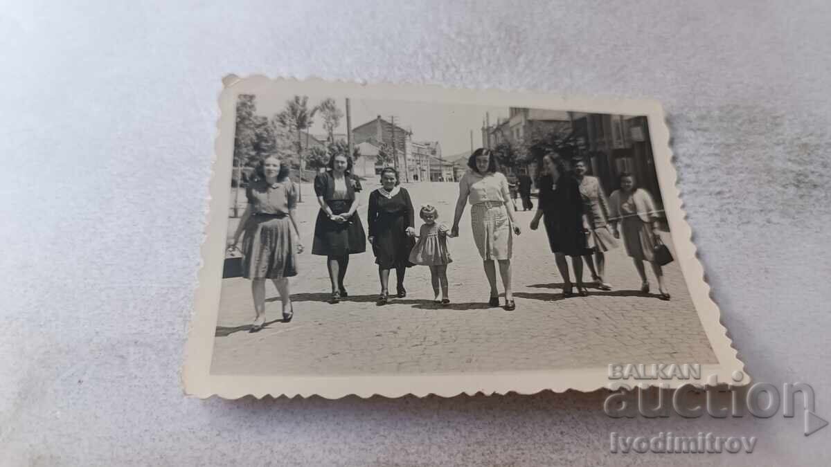 Φωτογραφία Γυναίκας και κοριτσιού σε βόλτα Φωτογραφία Γυναίκας και κοριτσιού σε βόλτα