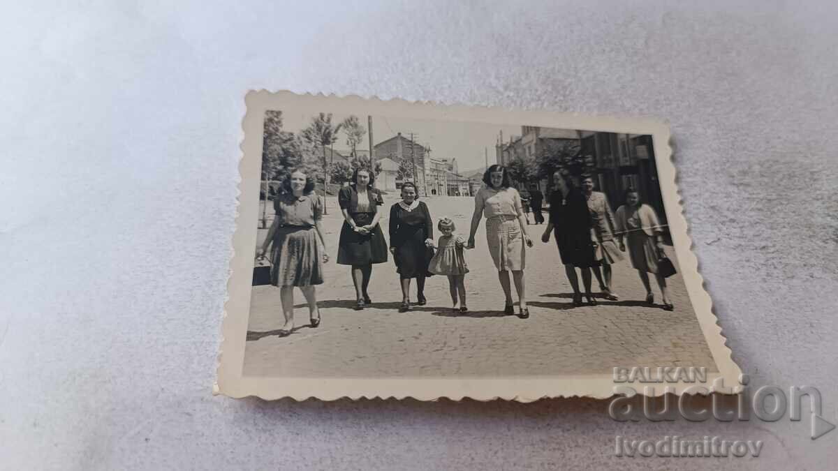 Φωτογραφία Γυναίκας και κοριτσιού σε βόλτα