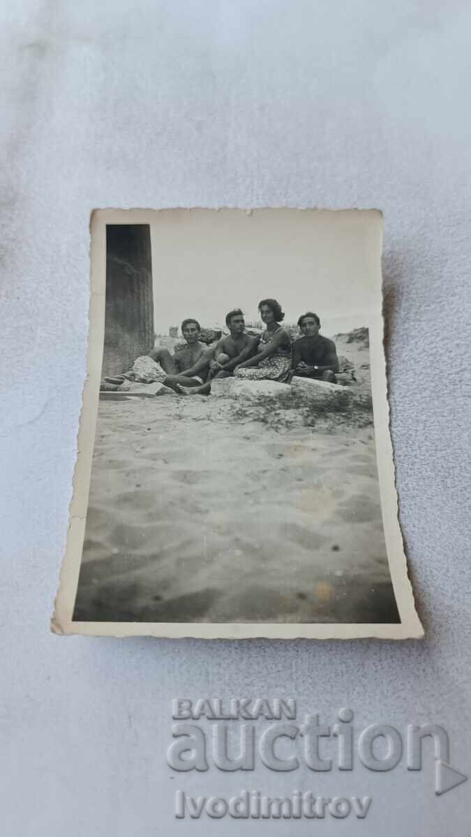 Φωτογραφία Νεολαία και κορίτσι στην παραλία