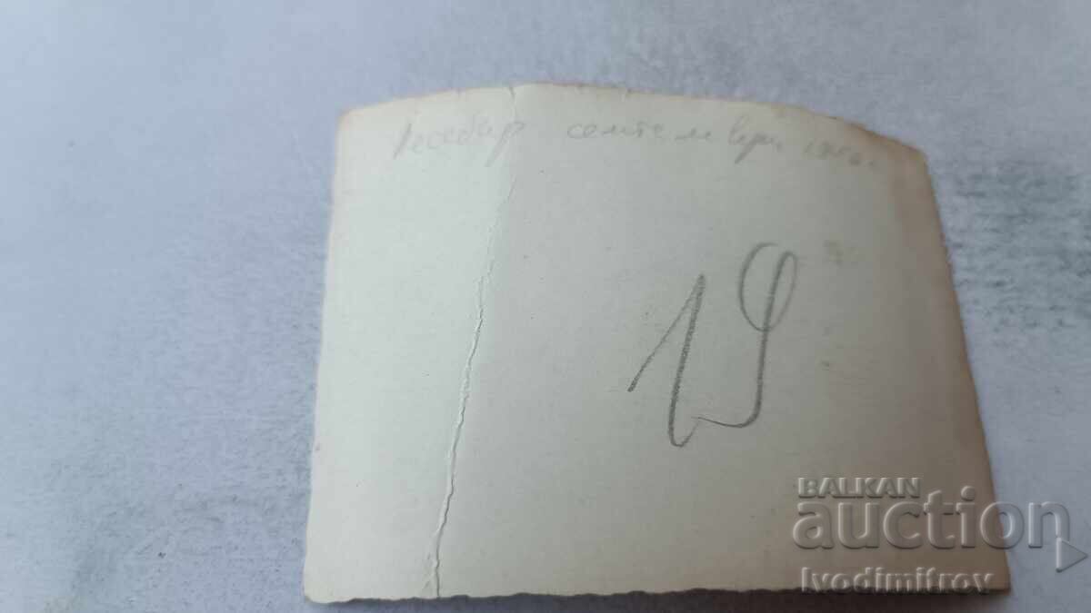 Fotografie Tineri și fată în fața unui cort pe plajă 1956 cu preț 1.65 BGN | € 0.84