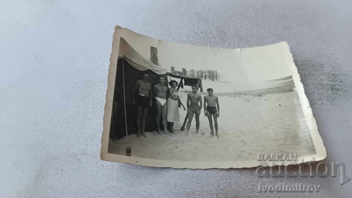 Fotografie Tineri și fată în fața unui cort pe plajă 1956
