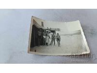 Fotografie Tineri și fată în fața unui cort pe plajă 1956