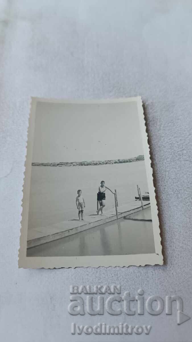 Fotografie Doi băieți pe ponton