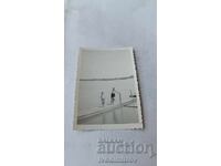 Fotografie Doi băieți pe ponton