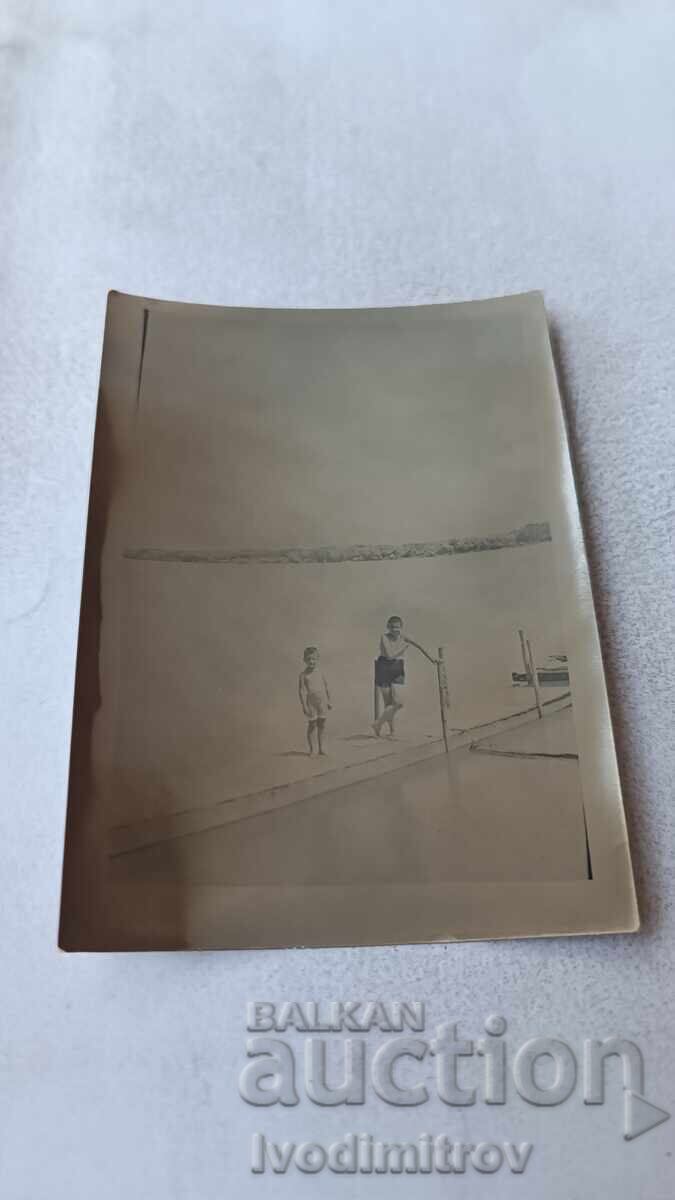 Φωτογραφία Δύο αγόρια στην προβλήτα Φωτογραφία Δύο αγόρια στην προβλήτα