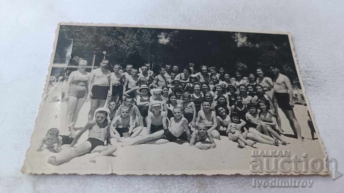 Φωτογραφία Άνδρες γυναίκες και παιδιά στην παραλία