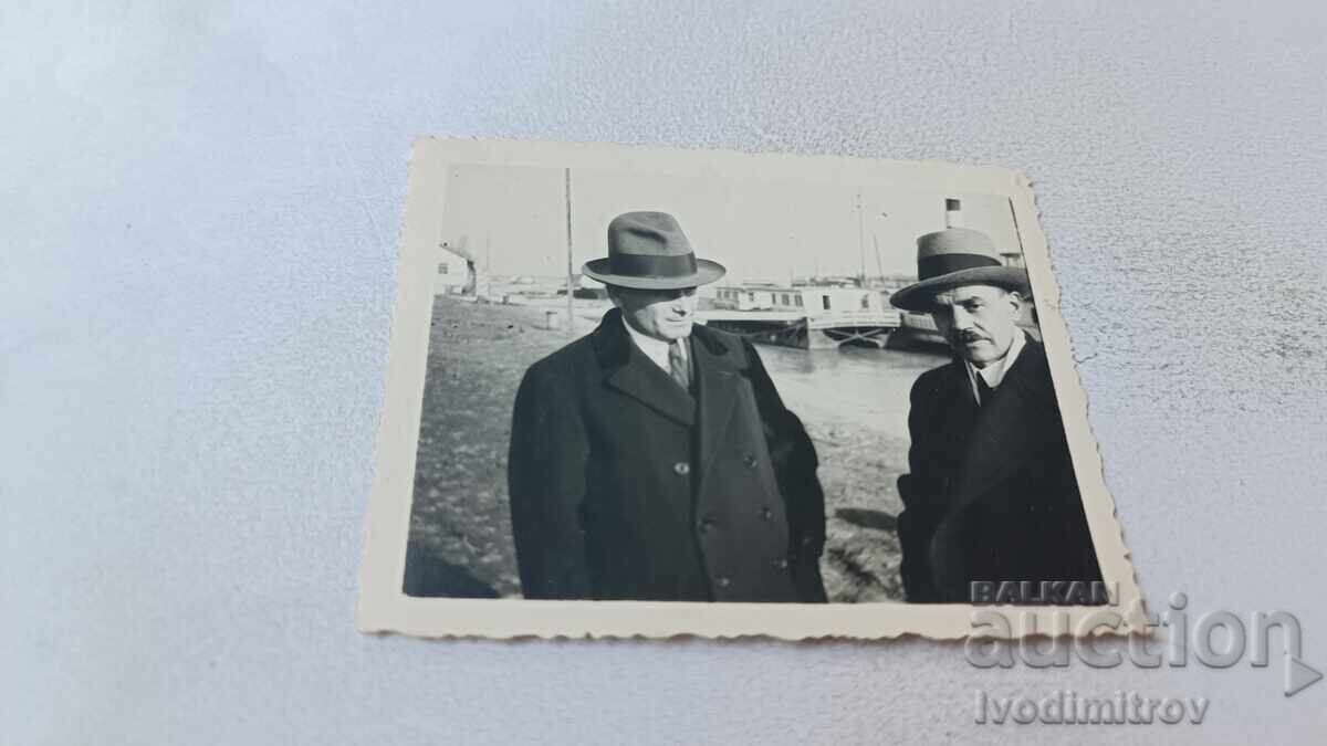 Fotografie Vidin Doi bărbați pe chei 1934