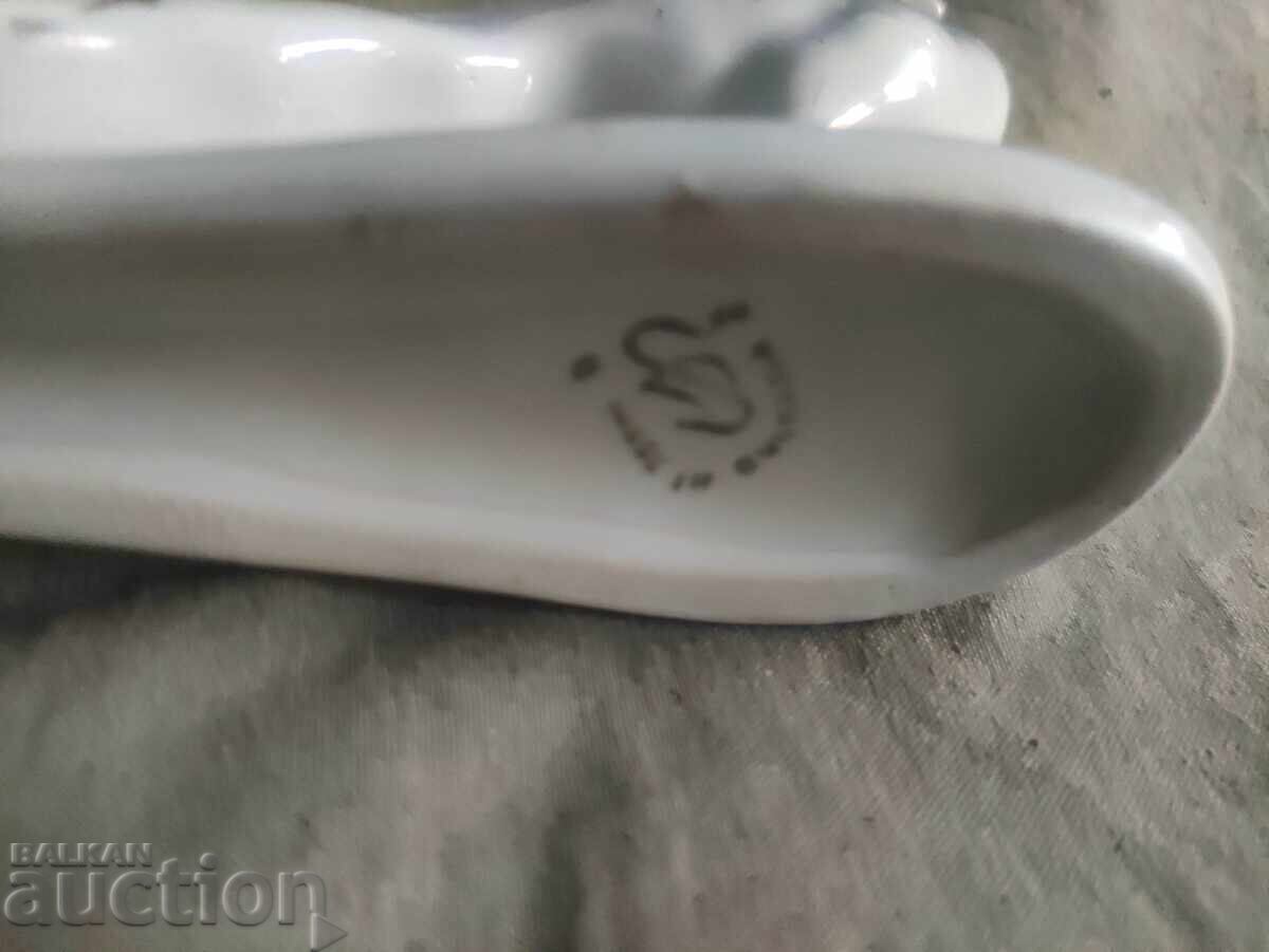 Доставка на Порцеланова фигура ПАУН