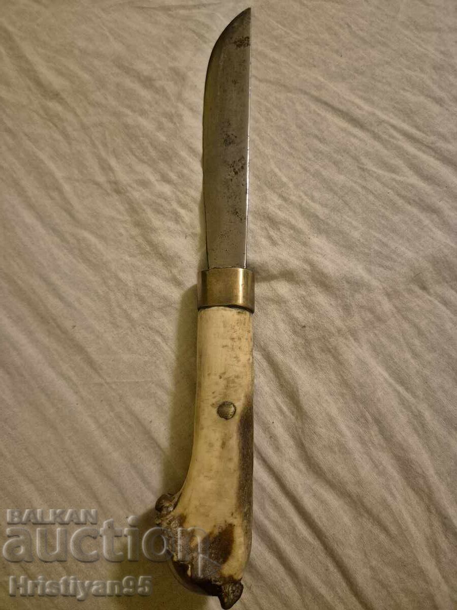 Un cuțit mare de vânătoare