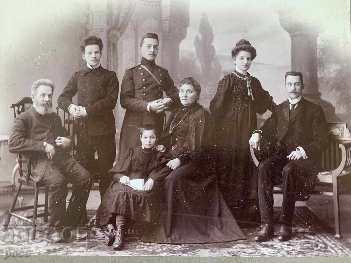 Familia Lobanov și Tișkevici, fotografii vechi de la dr. Vasil Lobanov? cu preț 150.00 BGN | € 76.69 Familia Lobanov și Tișkevici, fotografii vechi de la dr. Vasil Lobanov? cu preț 150.00 BGN | € 76.69