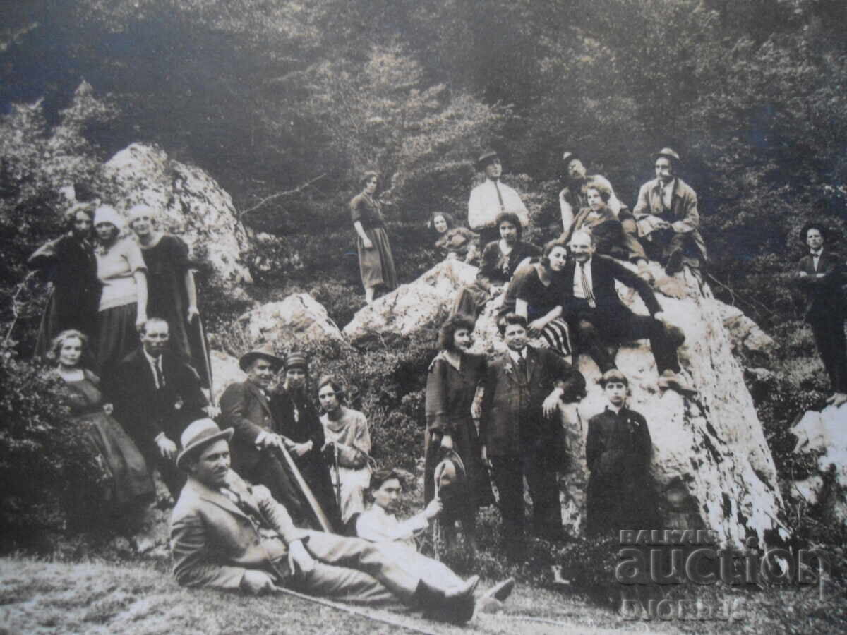 Стара снимка, Черепишки манастиръ, 1 Май 1922 год. с цена 3.00 лв. | € 1.53 Стара снимка, Черепишки манастиръ, 1 Май 1922 год. с цена 3.00 лв. | € 1.53