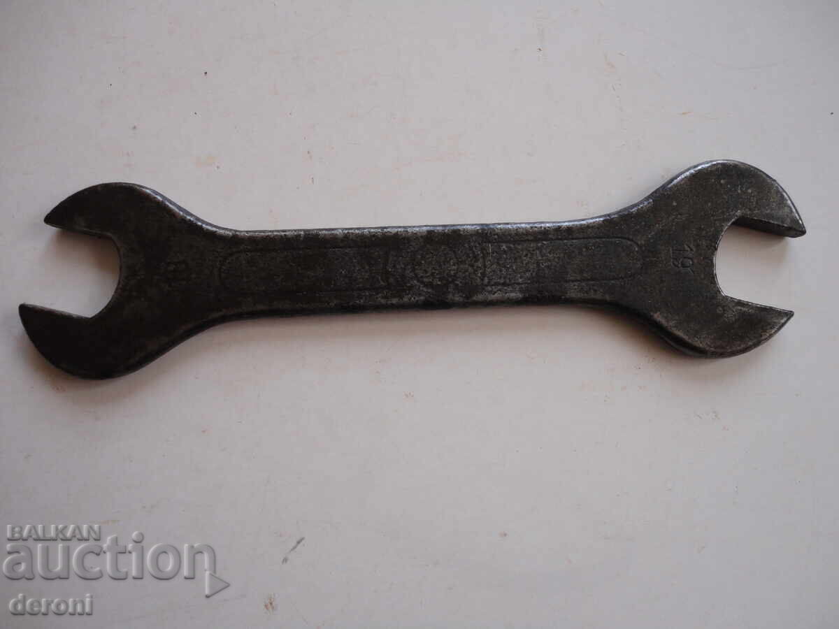 Cheie fixă germană 18/19 cu preț 15.00 BGN | € 7.67 Cheie fixă germană 18/19 cu preț 15.00 BGN | € 7.67