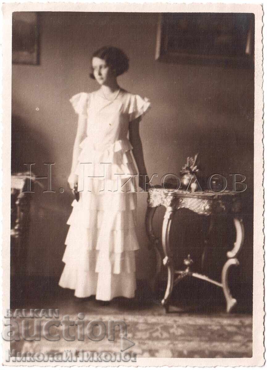 1934 СТАРА СНИМКА КРАСИВА МЛАДА ЖЕНА ИЗВЪН ФОКУС Е067