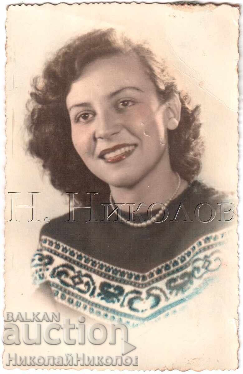1953 OLD PHOTO GORNA ORYAHOVITSA BEAUTIFUL YOUNG WOMAN E071