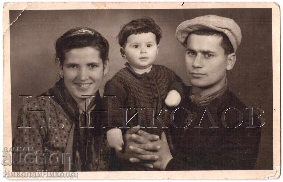 СТАРА СНИМКА СЕЛСКО СЕМЕЙСТВО С МАЛКО ДЕТЕ Е072