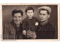 FOTOGRAFIE VECHE FAMILIE ȚĂRĂNEASCĂ CU COPIL MIC E072