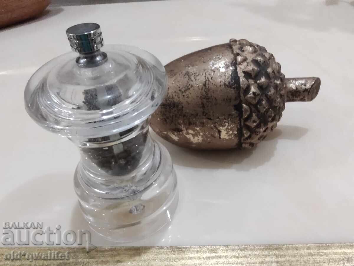 Licitație Veche MOARĂ/MOARĂ MICĂ, material: sticlă acrilică Licitație Veche MOARĂ/MOARĂ MICĂ, material: sticlă acrilică