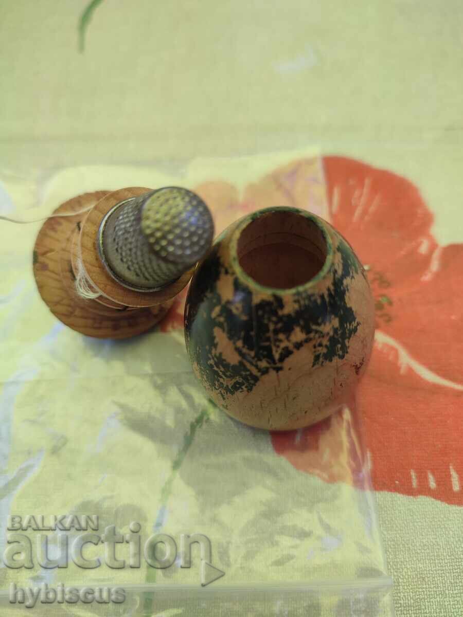 Аукцион Античен дървен несесер за шиене с напръстник