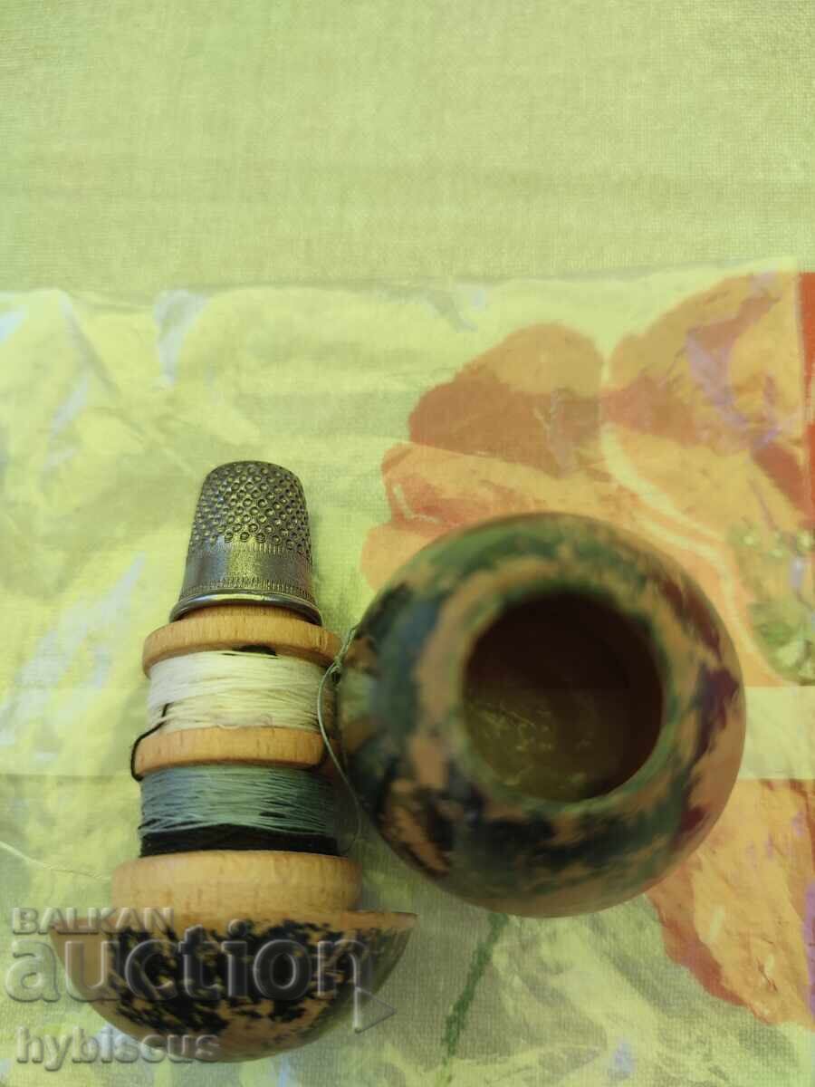 Доставка на Античен дървен несесер за шиене с напръстник