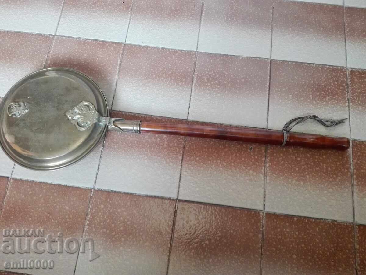 Παλαιός ορειχάλκινος μαντέμι για θέρμανση κρεβατιού