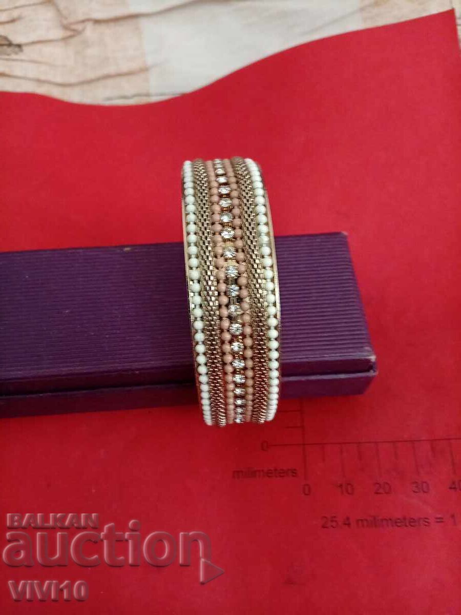 Αρχαίο βραχιόλι με πέτρες με τιμή € 10.00 | 19.56 BGN