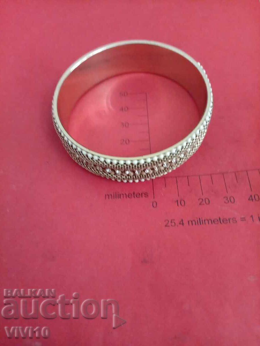 Αρχαίο βραχιόλι με πέτρες