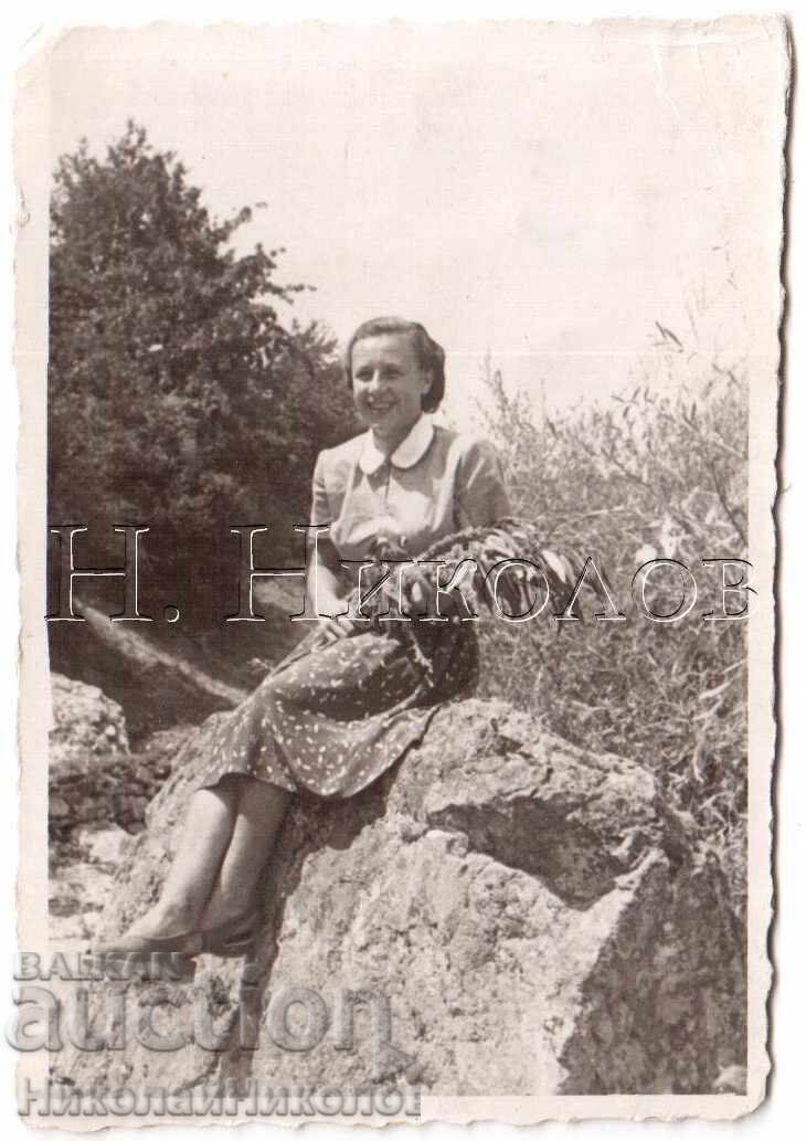 1955 FOTOGRAFIE MICĂ VECHE VELIKO TÂRNOVO FEMEIE TÂNĂRĂ E081