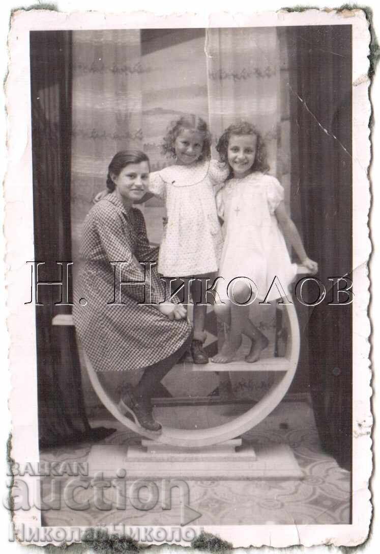 FOTOGRAFIE VECHE MICĂ, TÂNĂRĂ CU DOUĂ FETIȚE E082
