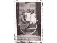 SMALL OLD PHOTO YOUNG WOMAN WITH TWO GIRLS E082