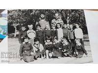 Φωτογραφία δασκάλων με τους μαθητές τους, δεκαετία 70