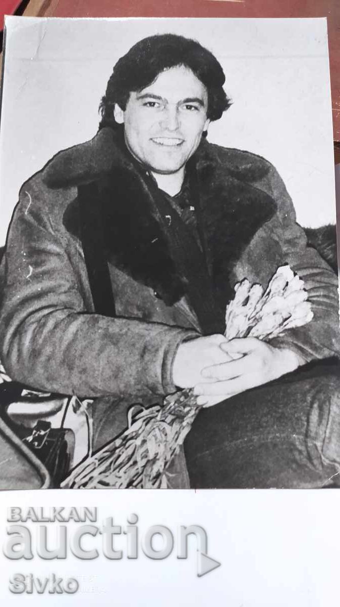 Снимка учител с цветя 70-те години