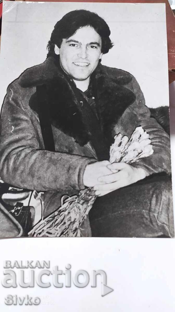 Снимка учител с цветя 70-те години Снимка учител с цветя 70-те години