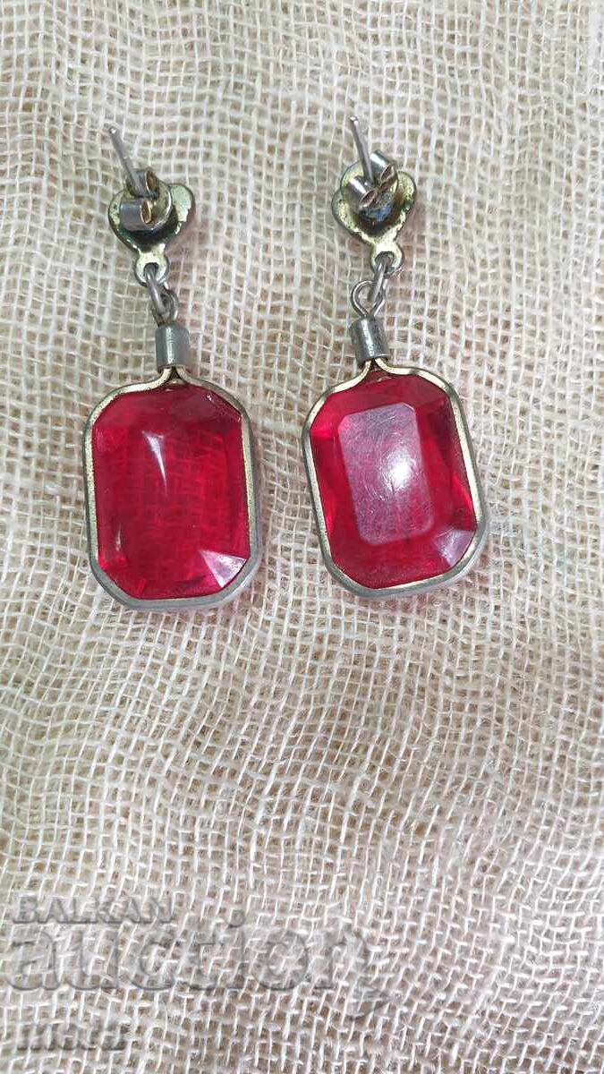 Αρχαία σκουλαρίκια με χρώμα ρουμπινιού με τιμή 20.00 BGN | € 10.23