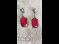 Cercei vechi cu culoarea rubinului