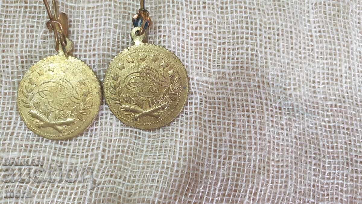 Παράδοση Αρχαία σκουλαρίκια με οθωμανικά μετάλλια Παράδοση Αρχαία σκουλαρίκια με οθωμανικά μετάλλια