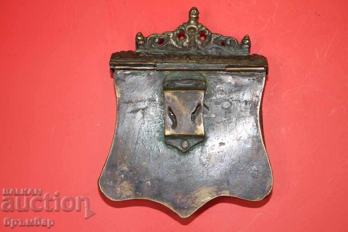 Delivery of Ottoman Balkan bronze box, cartridge pouch, powder flask