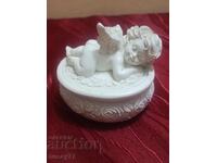 Бижутерка седнал ангел с букетче в повдигната дясна ръка