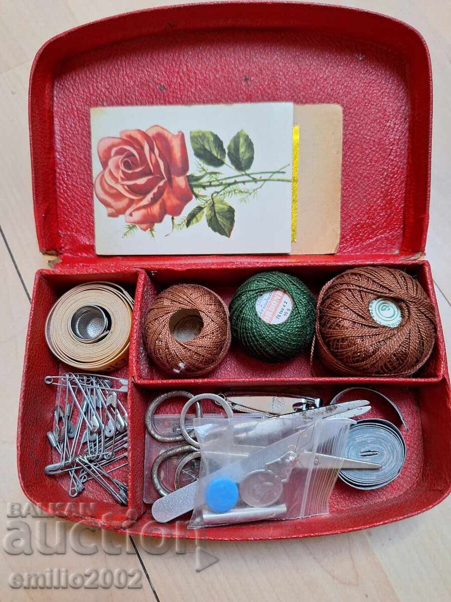 Ραπτικά υλικά σε κουτί ρετρό σοσιαλιστικό με τιμή 8.00 BGN | € 4.09